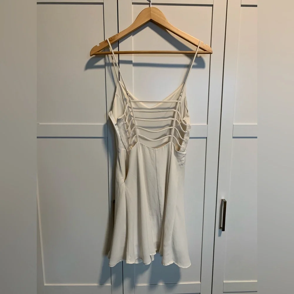 Romantic white mini dress - Picture 2 of 3